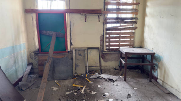 istock Cracked concrete pillar of house room 2188481763
