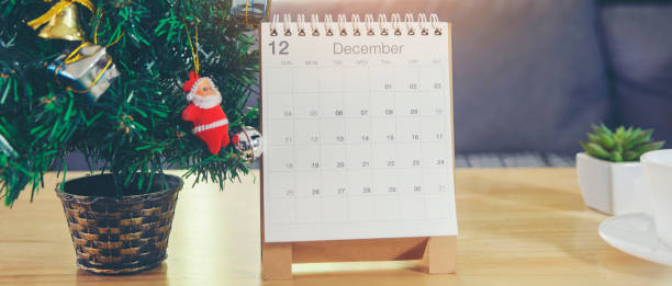 2025 Calendar desk and Christmas tree placed on business table, for Planner to plan agenda, timetable, appointment, organization, management each date, month, and year on wooden office table.-banner escritorio de calendario 2025 y árbol de navidad colocados en la mesa de negocios, para que el planificador planifique la agenda, el horario, la cita, la organización, la gestión de cada fecha, mes y año en la mesa de madera de la oficina.