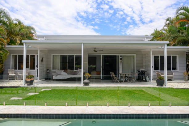 istock Byron Bay one-story home and back yard 2188582042