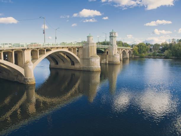 istock The Basiliere bridge across the Merrimack river 2188605074