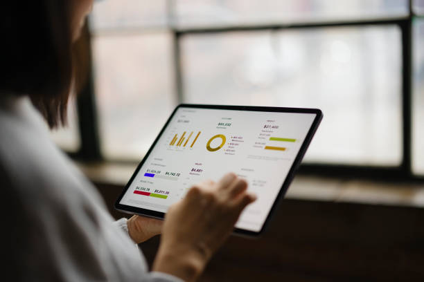 cận cảnh người phụ nữ phân tích dữ liệu kinh doanh trên máy tính bảng trong không gian văn phòng hiện đại - số hóa và công nghệ hình ảnh sẵn có, bức ảnh & hình ảnh trả phí bản quyền một lần