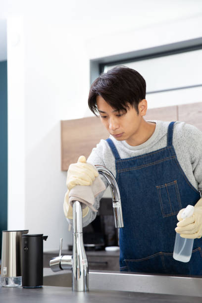 istock Japanese man cleaning the sink 2188648567