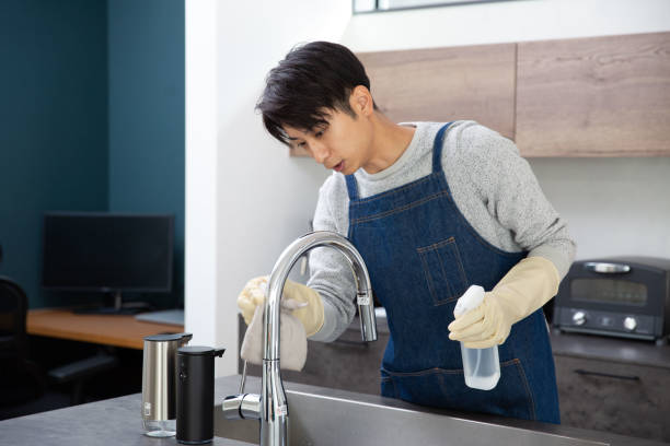 istock Japanese man cleaning the sink 2188648570