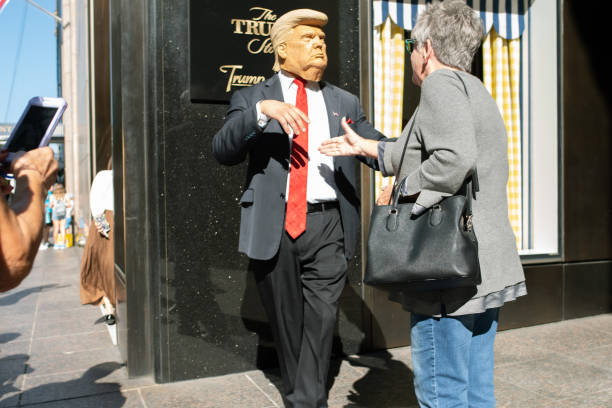 donald trump impersonator outside of trump tower - donald trump presidente dos estados unidos imagens e fotografias de stock