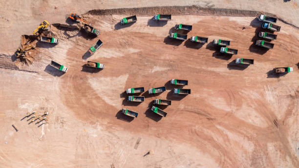 Aerial view road motor grader flatting dirt road surface, Motor grader road construction grader industrial machine construction site new road, Aerial view group excavator working on construction site. niveladora de motor de carretera de vista aérea aplanando la superficie de la carretera de tierra, niveladora de carretera de construcción de carreteras, máquina industrial, sitio de construcción de carretera nueva, excavadora de grupo de vista aérea