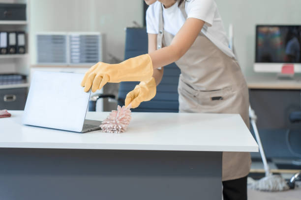 Two Asian housekeepers wear overalls and work together efficiently to clean the living room, study, office.They wipe the windows, mop the floors, inspect the shop to make sure the work is spotless dos amas de llaves asiáticas usan overoles y trabajan juntas de manera eficiente para limpiar la sala de estar, el estudio y la oficina. limpian las ventanas, trapean los pisos, inspeccionan la tienda para asegurarse de que el trabajo esté impecable