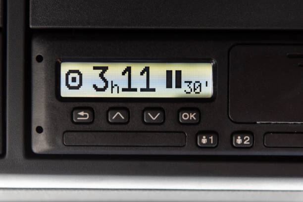 Digital tachograph screen showing driving mode (circle with a dot inside), remaining time until the next break, and the remaining rest period to be taken: thirty minutes.