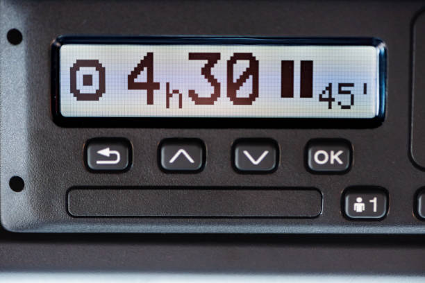 Digital tachograph screen showing driving mode (circle with a dot inside) and the four-and-a-half-hour maximum driving time without stopping, along with a smaller display of the mandatory 45-minute rest period after uninterrupted driving.