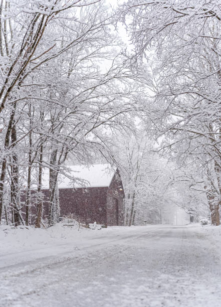 istock A barn in snowy New England 2189012678