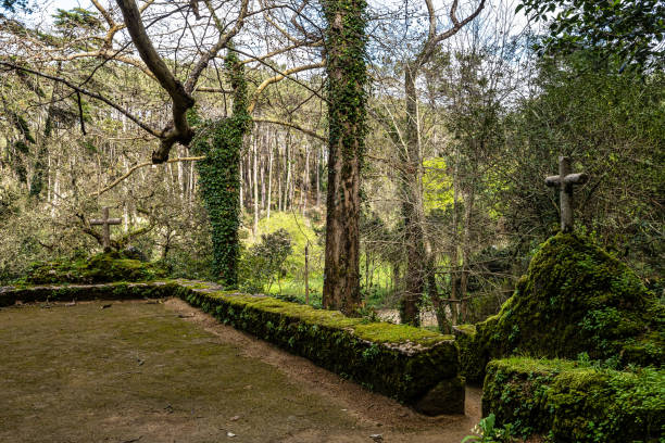 istock Abandoned and empty medieval Convento dos Capuchos in the Serra de Sintra National Park, Portugal 2189065021