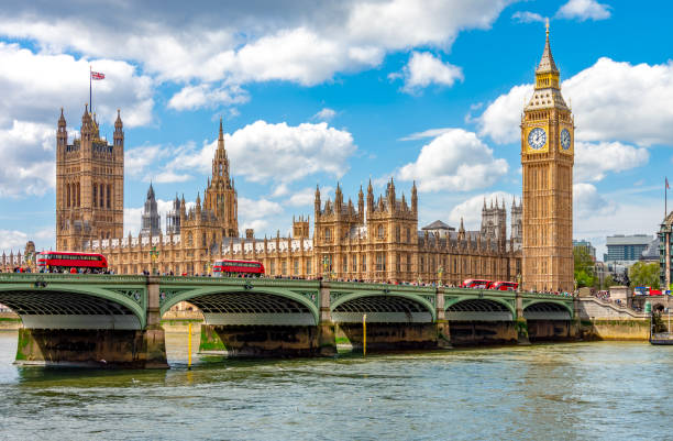 башня биг-бена в здании парламента и вестминстерском мосту, лондон, великобритания - лондон англия стоковые фото и изображения