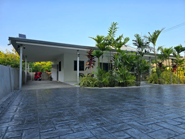Stunning modern home with beautiful stamped concrete driveway in Pattaya, Thailand This striking modern home features an exquisite stamped concrete driveway, surrounded by lush greenery, in the vibrant city of Pattaya, Thailand, a Thai Suburban area with a modern family house Stamped Concrete stock pictures, royalty-free photos & images