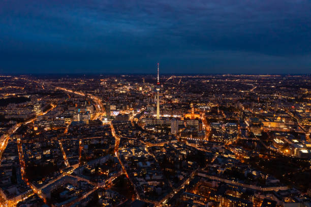 nächtliche luftperspektive des dynamischen stadtbildes berlins mit hell erleuchteten fernsehtürmen, belebten straßen und fließendem verkehr inmitten beeindruckender architektur - berlin stock-fotos und bilder