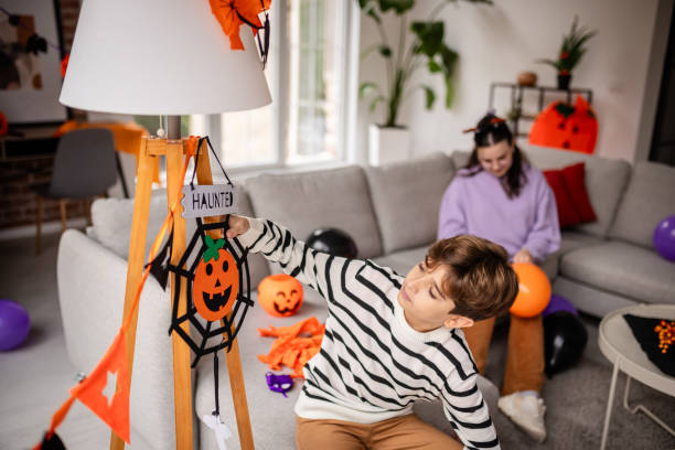 istock Preparing Halloween decorations with a friend 2189401047