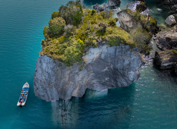 Marvel of the marble caves: a stunning aerial view of Capilla de Marmol at the Santuario de la Naturaleza Capilla de Mármol on Lake General Carrera, Aysén, Southern Chile. A breathtaking aerial view of the Capilla de Mármol, part of the Santuario de la Naturaleza on Lake General Carrera in Aysén, Southern Chile. This iconic formation showcases intricate marble patterns, sculpted over millennia by turquoise waters, set against the dramatic backdrop of Patagonia's rugged beauty. Marvel of the Marble Caves. carretera austral chile stock pictures, royalty-free photos & images