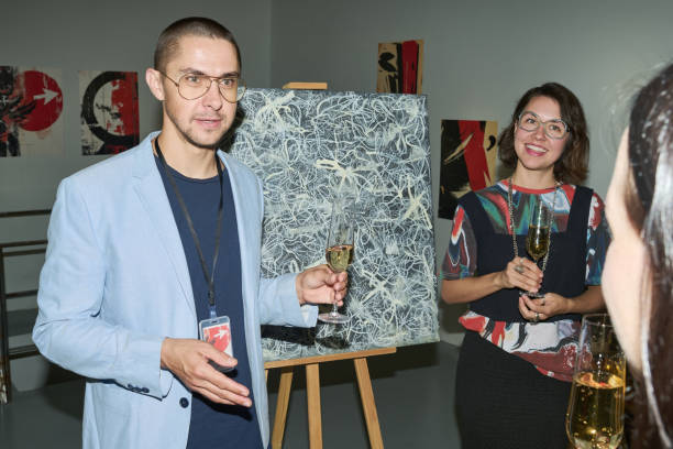 istock Worker of art gallery talking to public 2189437644