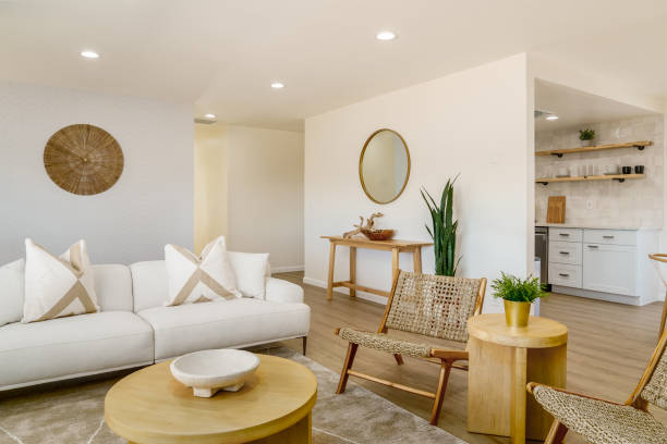 sala de estar moderna con sofá blanco y detalles en madera clara - chalet veraniego fotografías e imágenes de stock