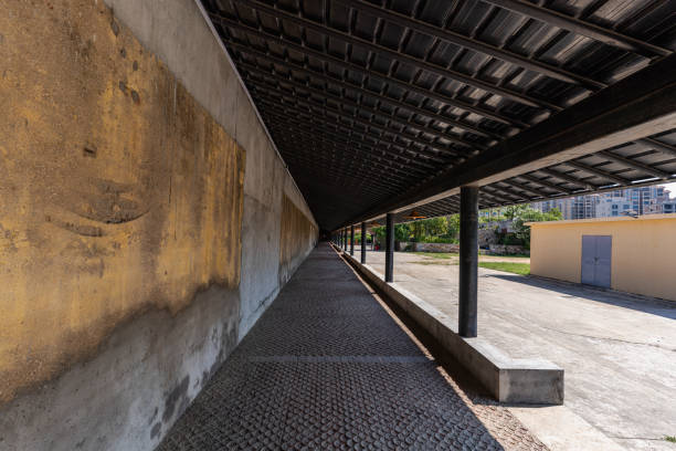 Covered corridors and rest seats in the park