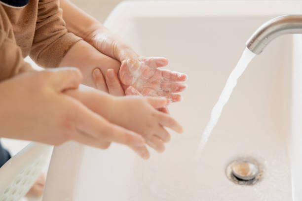 baby washing hands - el temizliği stok fotoğraflar ve resimler