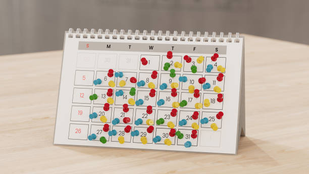 calendrier avec beaucoup de punaises, concept d’horaire complet surbooké - plein photos et images de collection