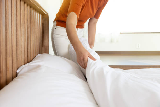 istock A housekeeper who shakes out and organizes the blankets 2189687799