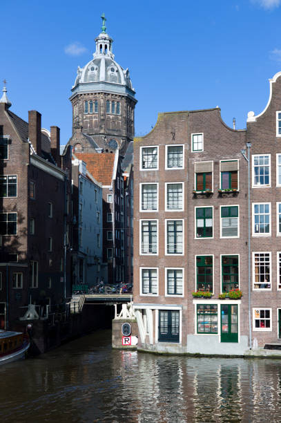 Amsterdam is a magnificent and fascinating city to visit, strolling through its water canals. It is also a bicycle-friendly place; many people use this means of transportation to get around.