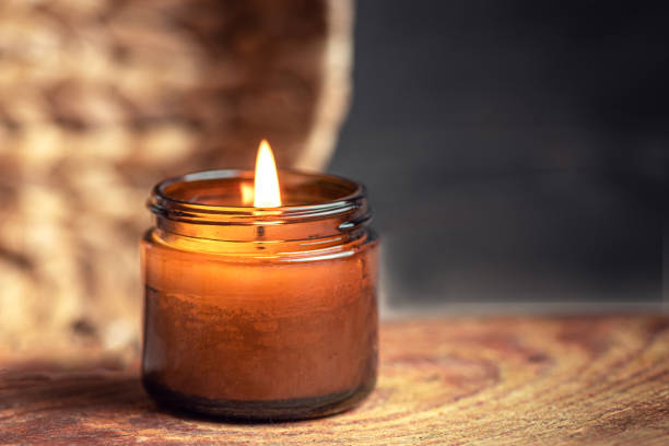 bougie parfumée brûlante fermer - bougie ambre table photos et images de collection