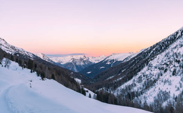 A pochi km da Sondrio la bellissima Val Viola con le cime innevate che toccano la Val Grosina.