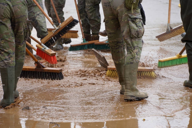 Cleaning the streets with water and brushes Cleaning the streets with water and brushes, soldiers and firefighters, all united, clean the streets and sidewalks of the towns affected by Dana de Valencia, to try to recover the area as soon as possible. Flood Cleanup Services stock pictures, royalty-free photos & images