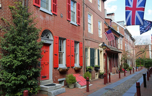 istock Red house on Elfreth's Alley 2189911350