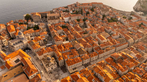 fotografii de stoc, fotografii și imagini scutite de redevențe cu centrul istoric al orașului dubrovnik cu vedere mediteraneană și ziduri antice - europa de est
