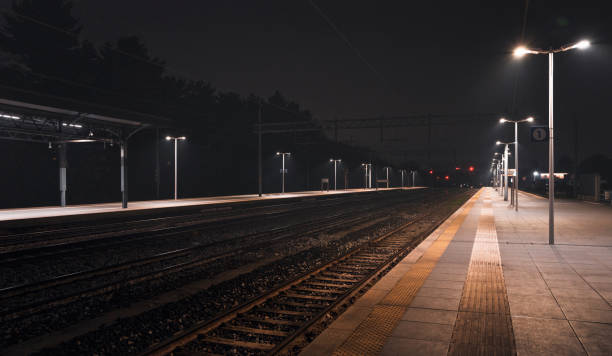 istock Stazione ferroviaria di notte 2190013561