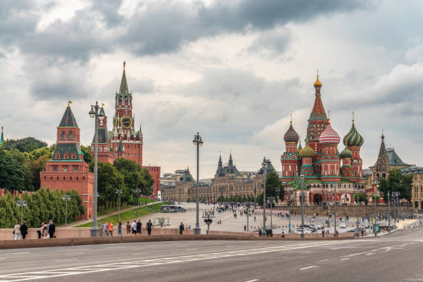 вид с большого москворецкого моста на московский кремль, собор василия блаженного в летний день - кремль стоковые фото и изображения