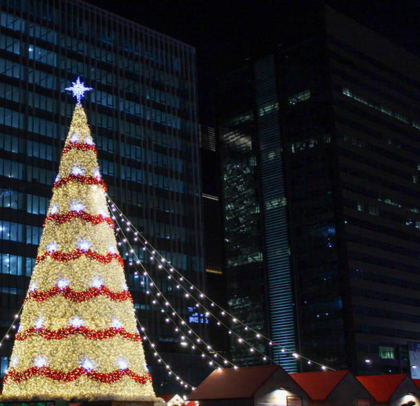 istock Christmas tree in the city 2190065943