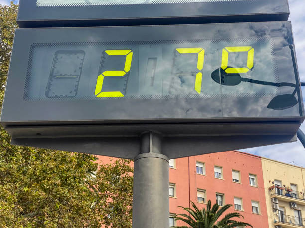 istock 27 degrees celsius in the city 2190083873