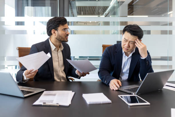財務報告に対する不満を表明する上司との商談 - 悩む 海外 ストックフォトと画像