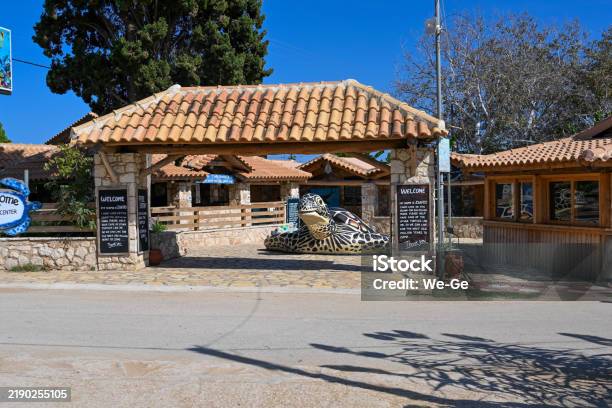Ingresso Al Parco Nazionale Marino Di Zante Vicino A Capo Gerakas Grecia - Fotografie stock e altre immagini di Abbracciare una persona