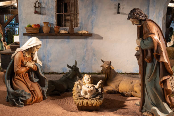 Pesebre a tamaño natural con el niño Jesús, la virgen María y san José en un belén en la plaza mayor de Valladolid, España