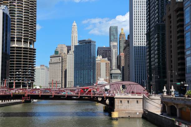 istock Chicago Clark Street bridge 2190382379