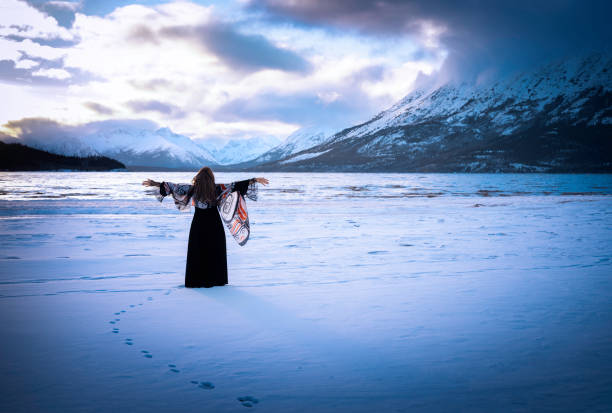 woman embracing the mountain scenery, yukon - yukon stock-fotos und bilder