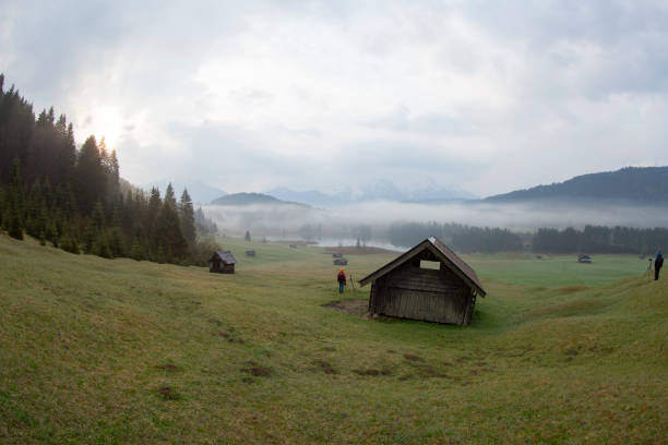 A field path leads to the beautifully situated Geroldsee.