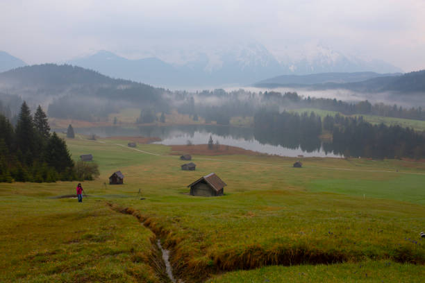 A field path leads to the beautifully situated Geroldsee.