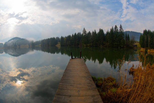 A field path leads to the beautifully situated Geroldsee.