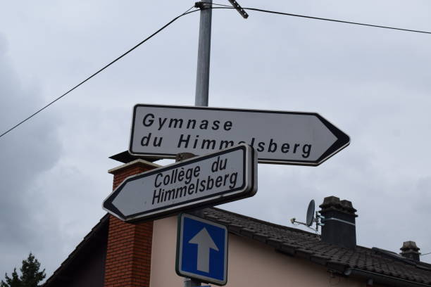 istock way signs in France 2190555609