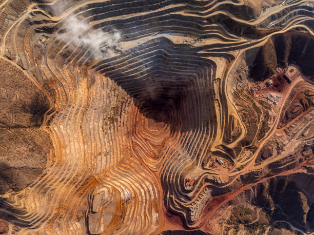 open-pit iron mine - steen bouwmateriaal fotos stockfoto's en -beelden