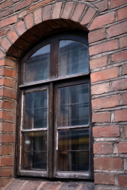 photo Vintage brick arch window with wooden frame showcasing rustic architecture and classic design elements, highlighting historic construction and traditional craftsmanship
