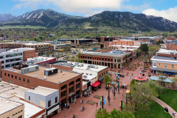 boulder, centrum colorada a jeho pulzující nákupní centrum pearl street mall, které se nachází na úpatí skalistých hor - boulder - stock snímky, obrázky a fotky