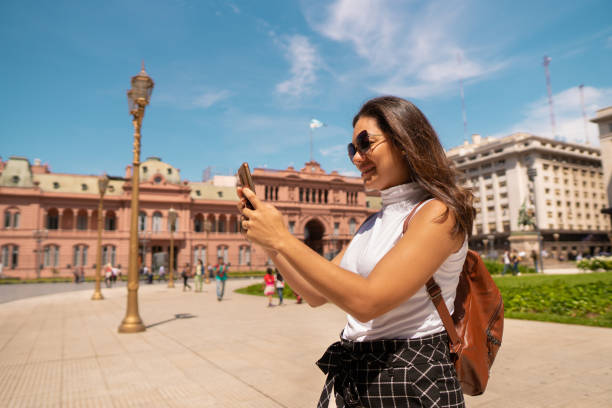 istock Tourist on video call in front of Casa Rosada 2190822568
