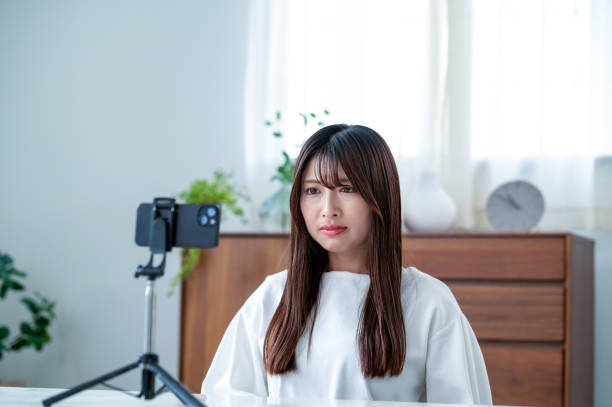 istock Female distributors who are saddened by video shooting 2191012139