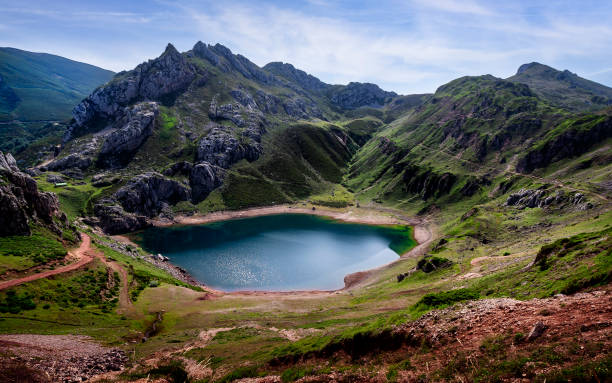 istock Lago de la Cueva en Somiedo 2191040234